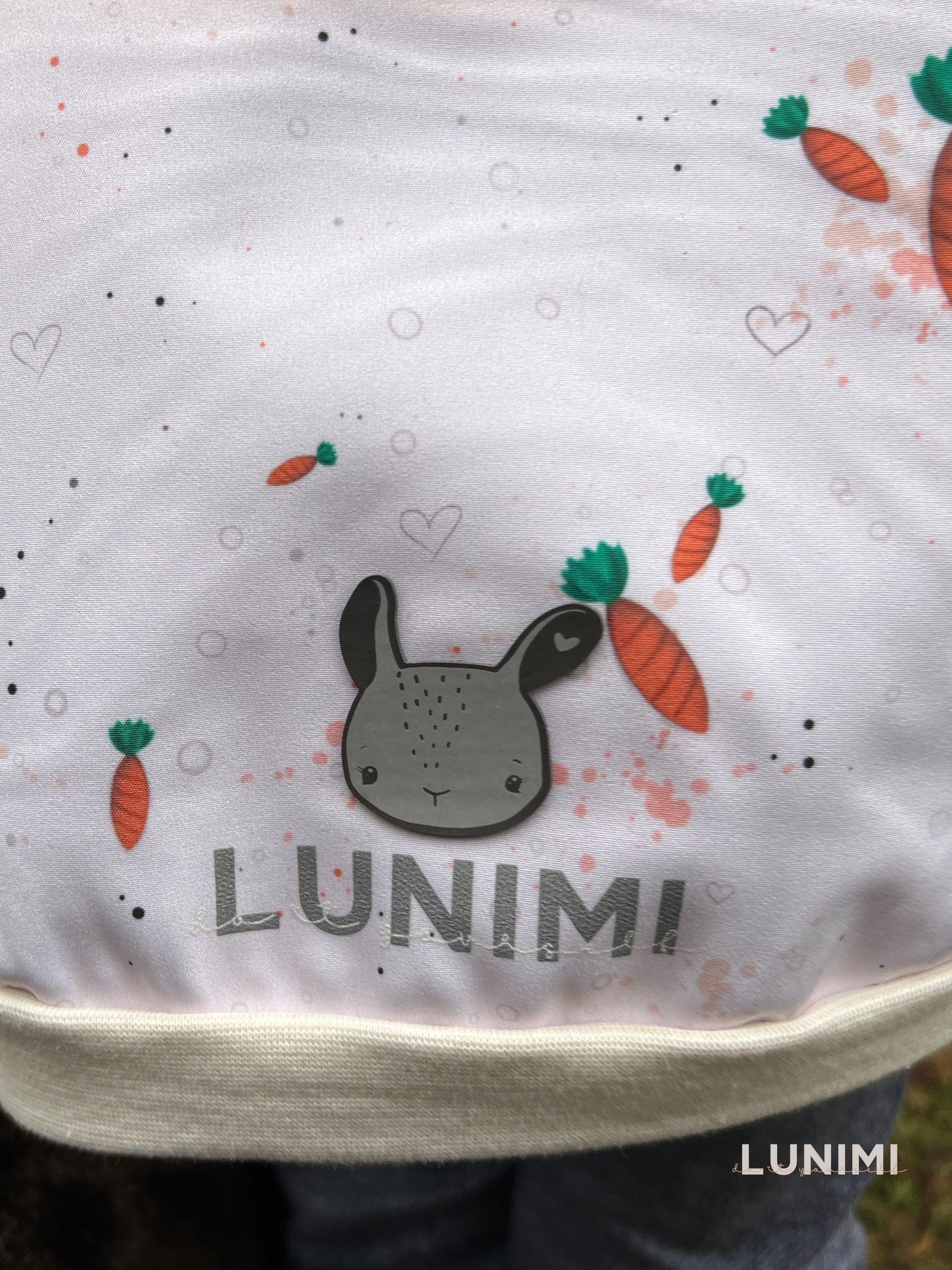 Love carrots in the heart Eigenproduktion beige